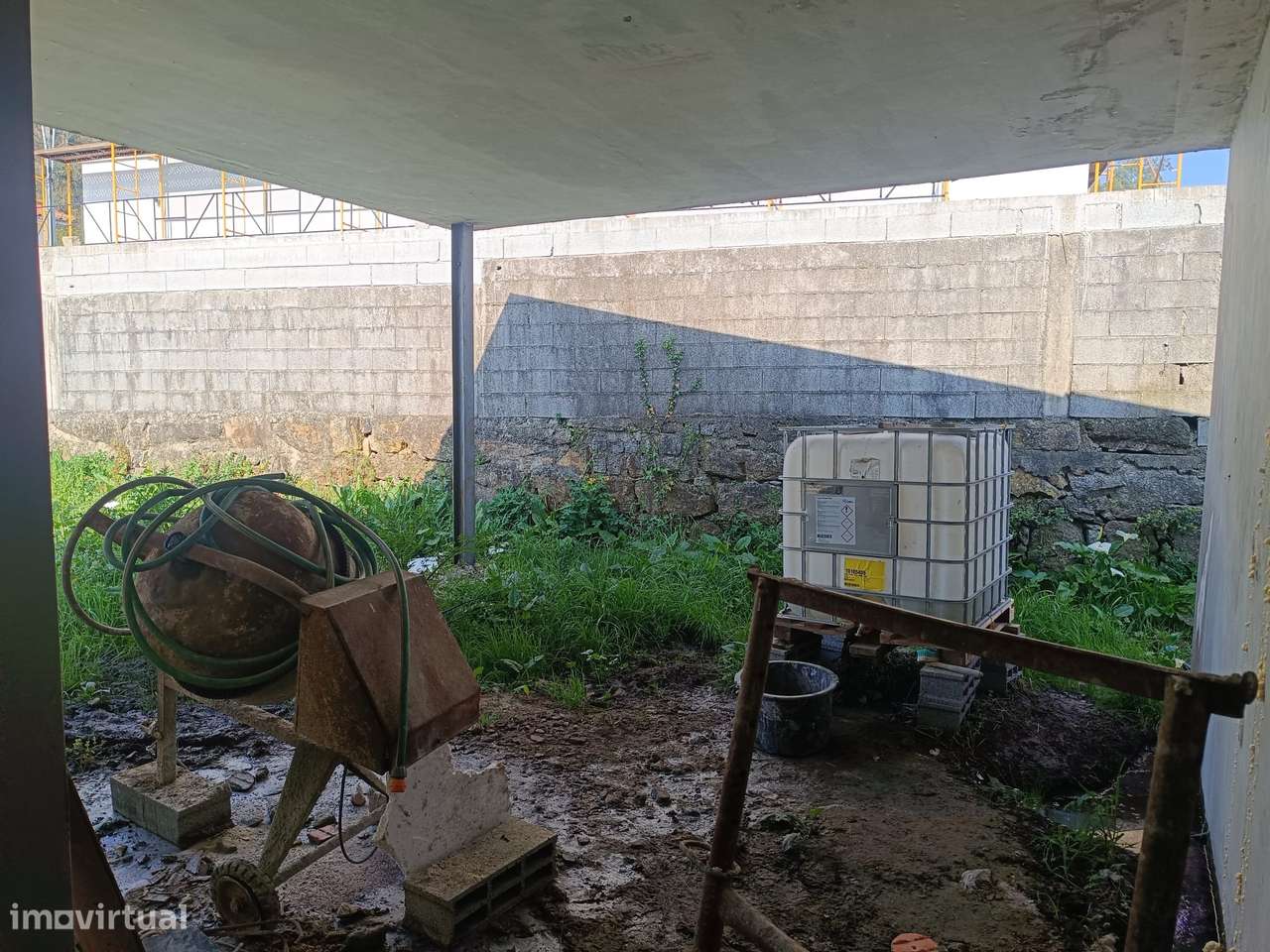 Moradia térrea isolada de 4 frentes em construção-16