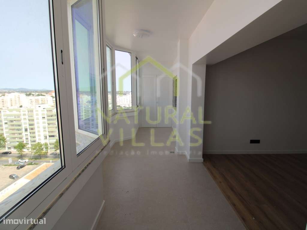 Apartamento T1 Totalmente Renovado perto da Praia, Quarteira.-0