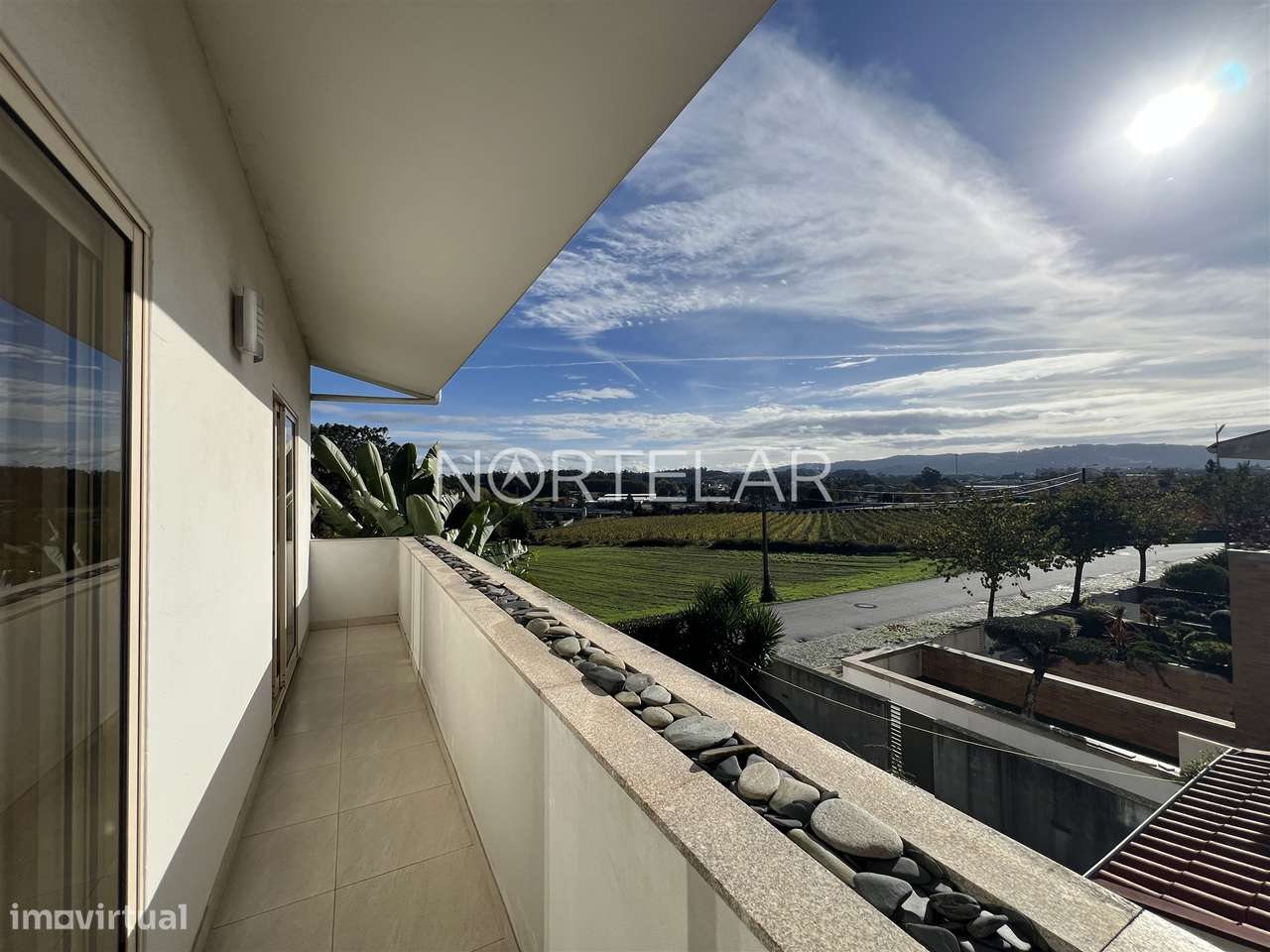 Moradia T3 com jardim e 3 frentes em Famalicão-21