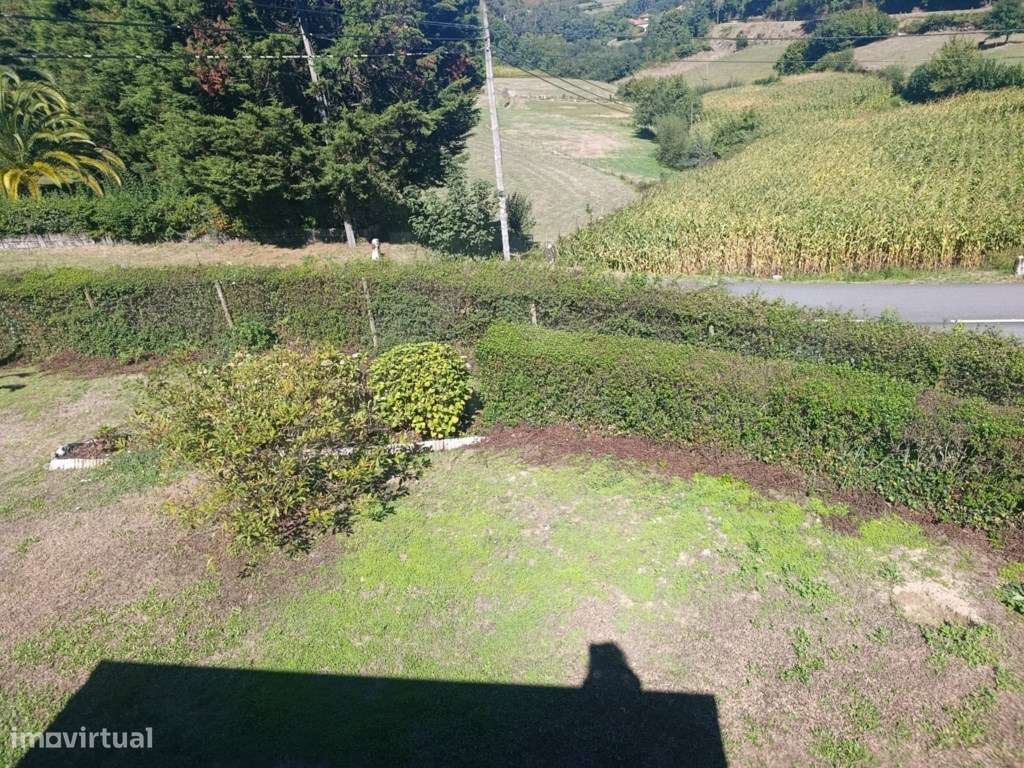 Moradia com terreno envolvente, espaços amplos e excelente potencial-11