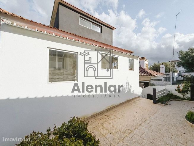 Moradia Espaçosa e Bem Localizada no Centro de Alenquer-20