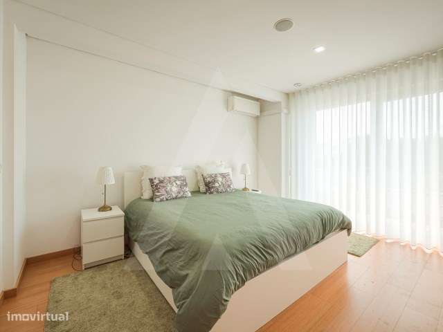 Moradia T4 de arquitetura moderna localizada em Aradas-20