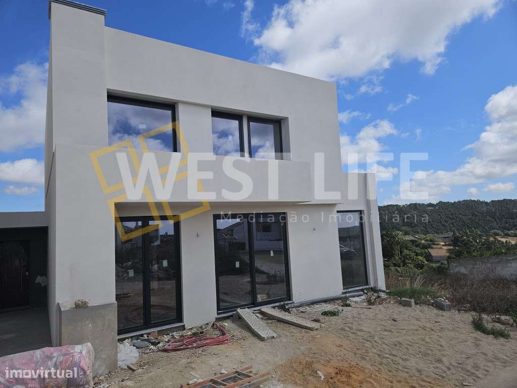 Moradia T4 com logradouro, terraço e piscina - NOVA - Grande imagem: 4/21