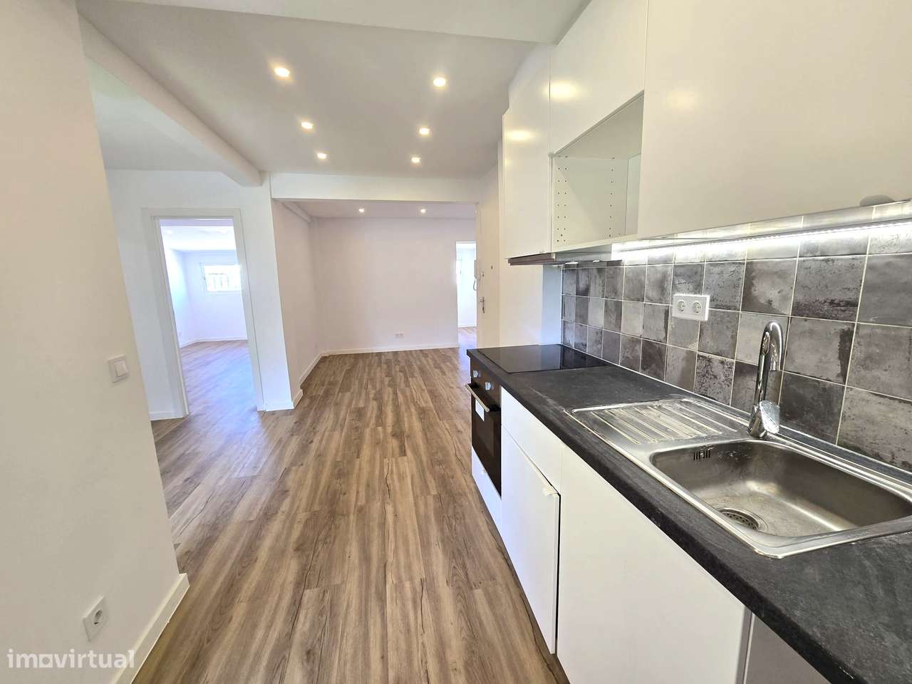 Apartamento T2 Remodelado com Varanda - Queluz-6