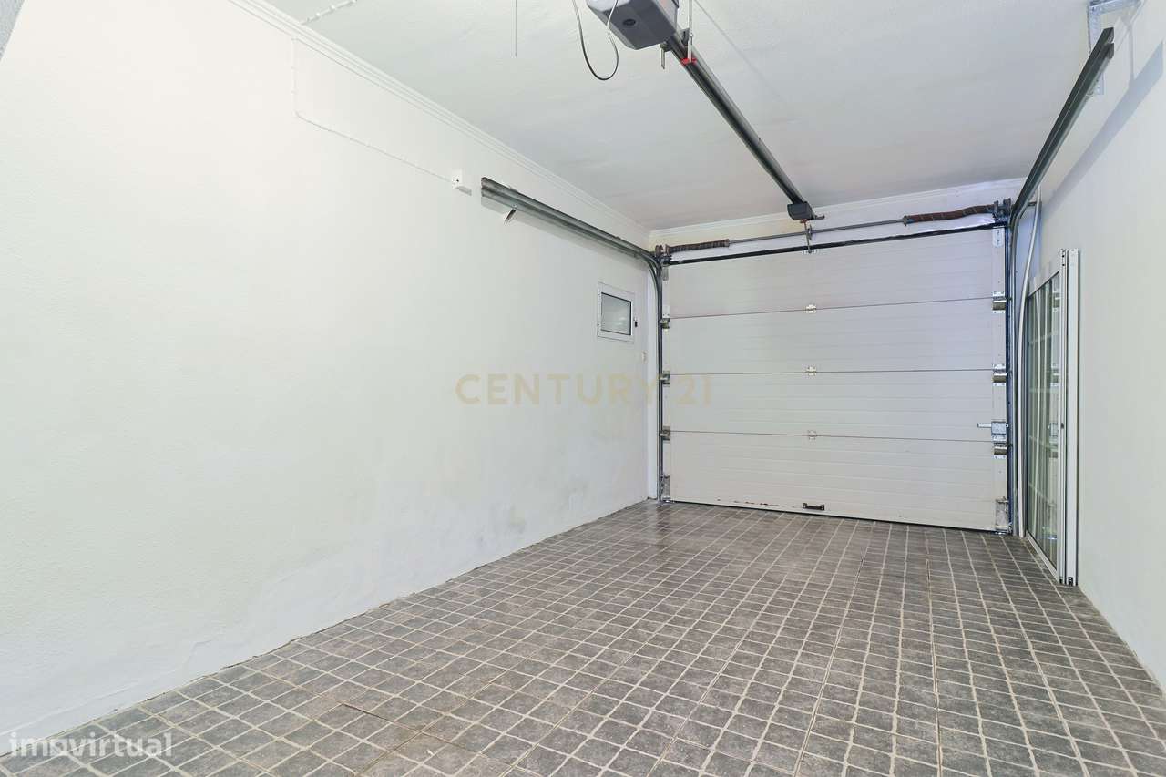 Moradia T2+1 com sótão, garagem, jardim e logradouro – Ponta Delgada-48
