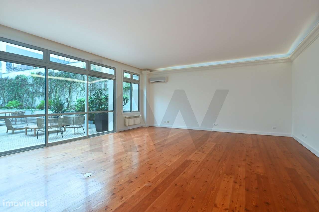 T4 de luxo para arrendamento, 228m2 | garagem | pátio - Grande imagem: 2/31