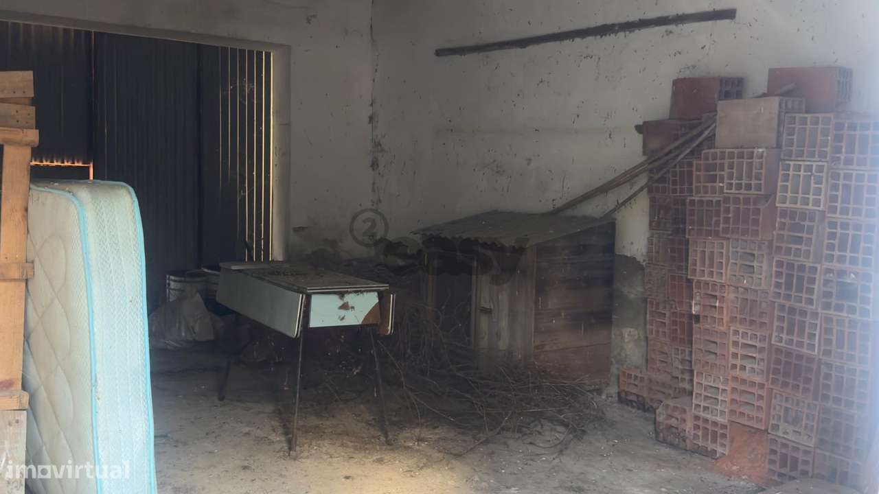 Moradia para remodelar com 8 divisões, 2 anexos e quintal, Castro Verd - Grande imagem: 4/21