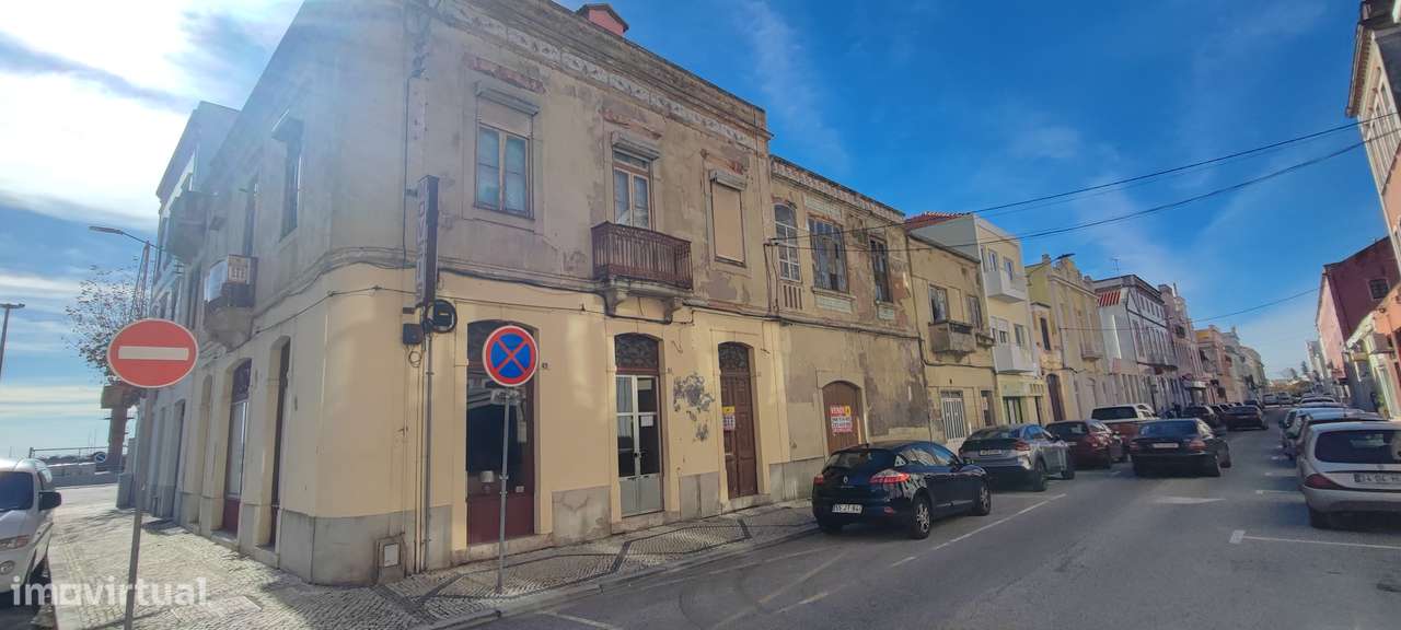 Prédio para Renovação Geral - Centro da Cidade - Rua Fernandes Tomás-16