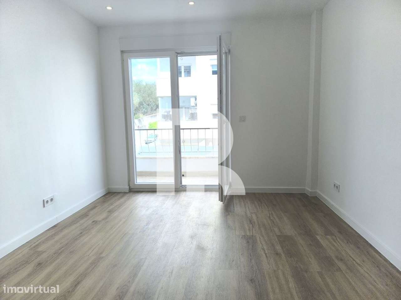 Apartamento T3 Remodelado no Centro de Camarate-1