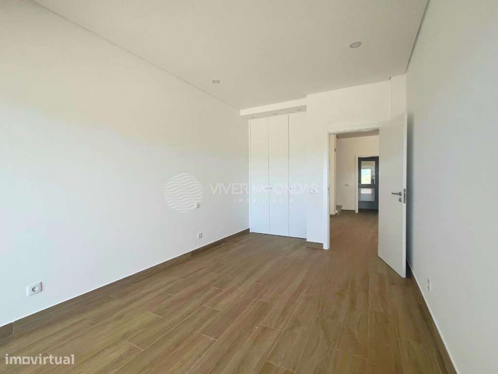 Moradia T4 de Luxo na Nova Urbanização da Caparica.-23