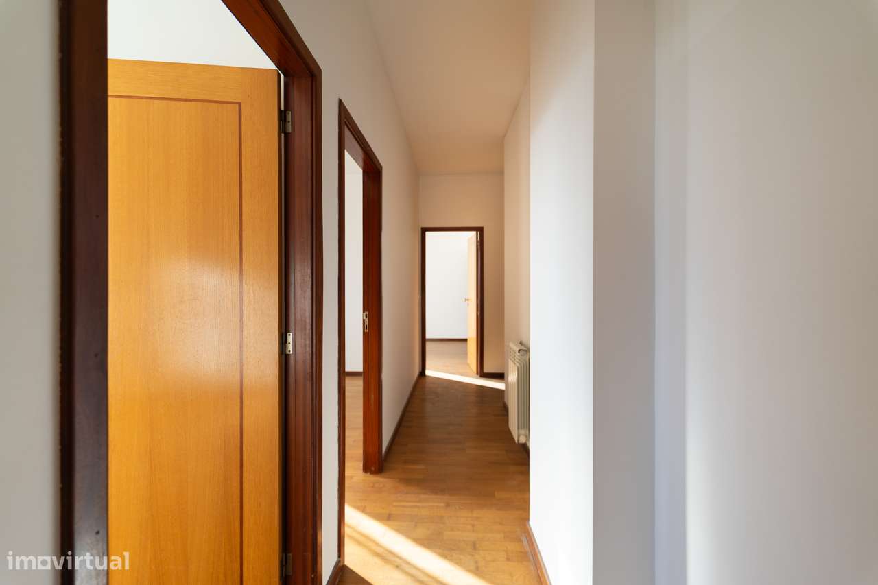T5 Penthouse na Av Fernão Magalhães - Centro do Porto com Terraço-13
