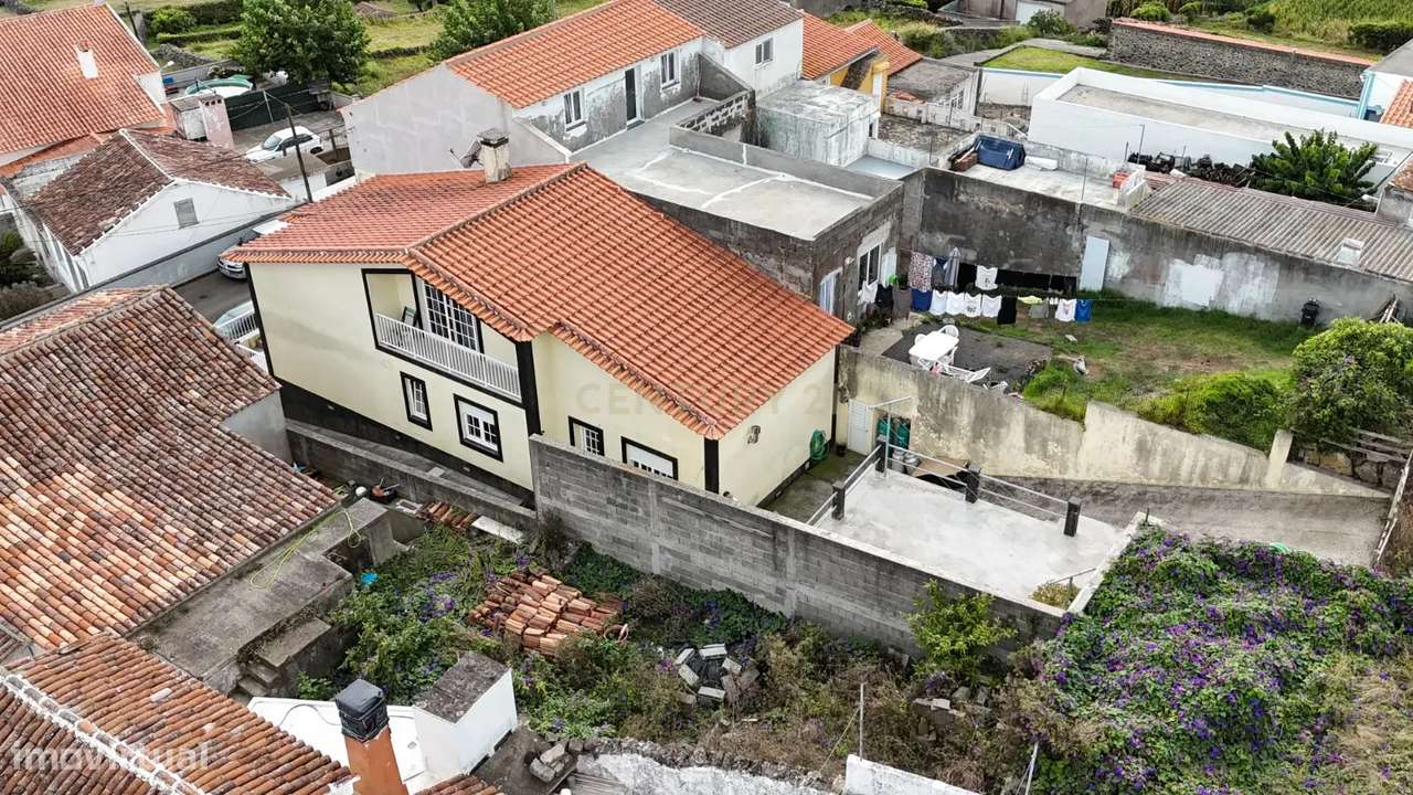 Excelente moradia T2 com garagem em Ribeirinha-9