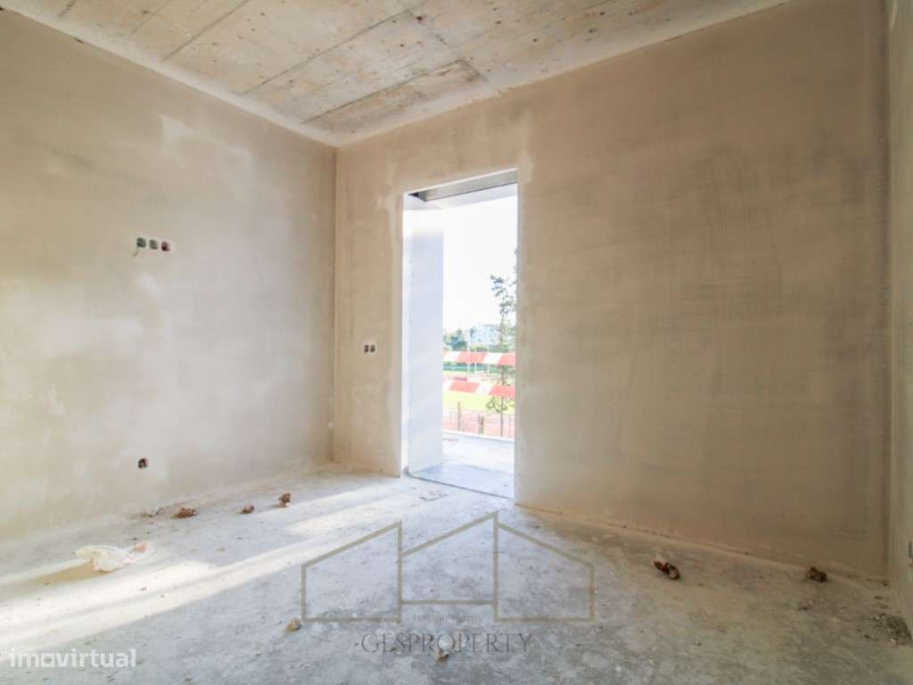 Moradia T4 Geminada com piscina na Sobreda-15