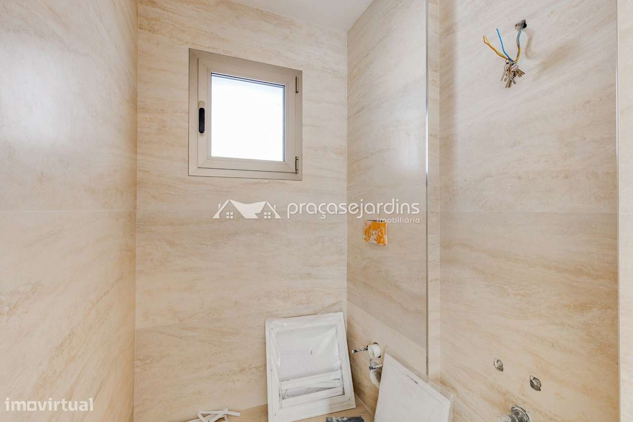 Moradia T3 com Garagem para 3 Viaturas a 5 Minutos de Leiria-27