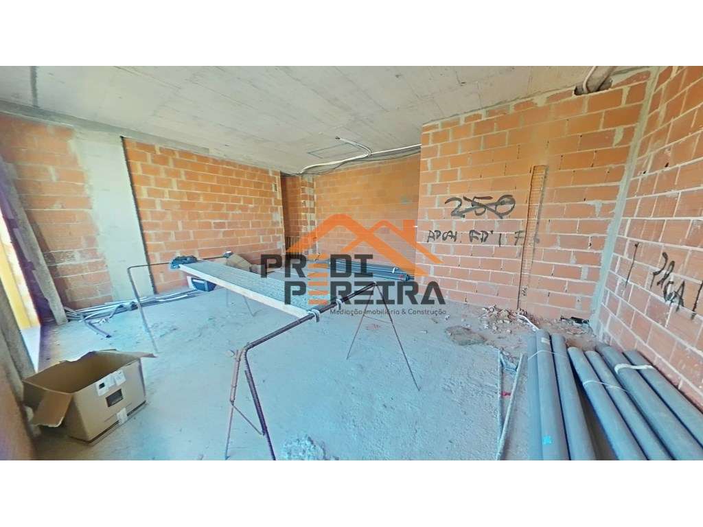 *NOVA CONSTRUÇÃO*
T3 situado em condomínio fechado, com varanda de...-9