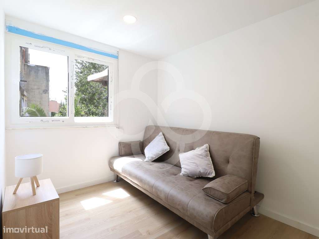 Apartamento T2 renovado totalmente com muita luz natural nos Anjos ...-12