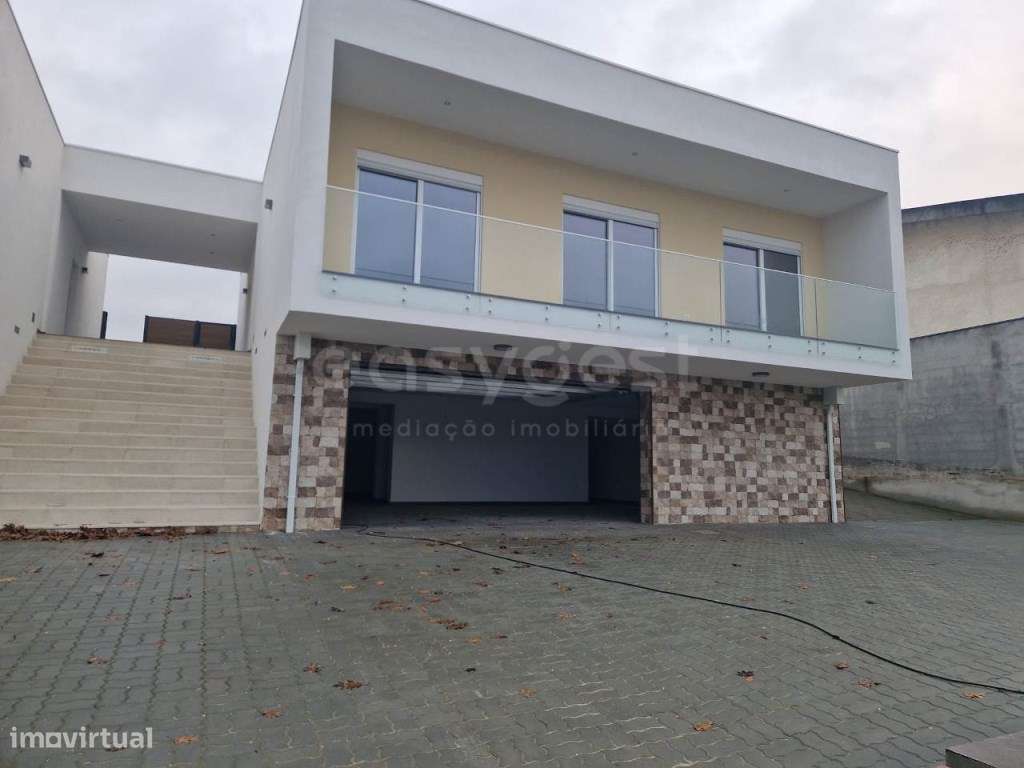 Moradia T3 Nova com lagradouro, situada em Mogofores, Anadia-0