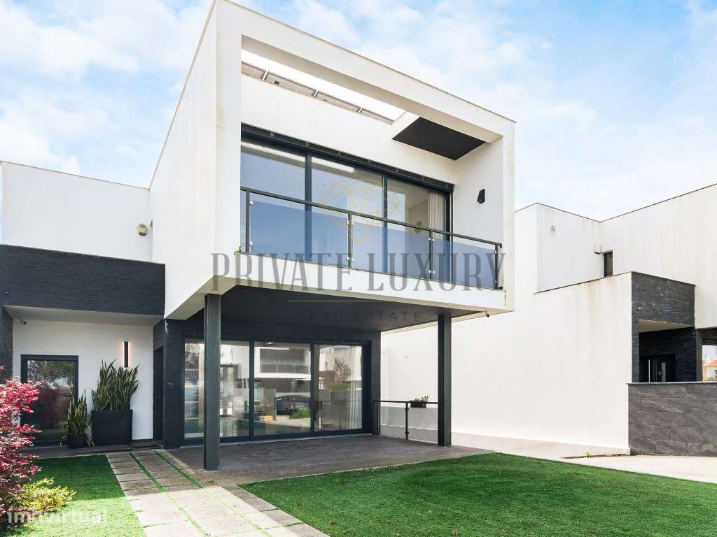 Moradia T4 com varandas e piscina em Azeitão-24