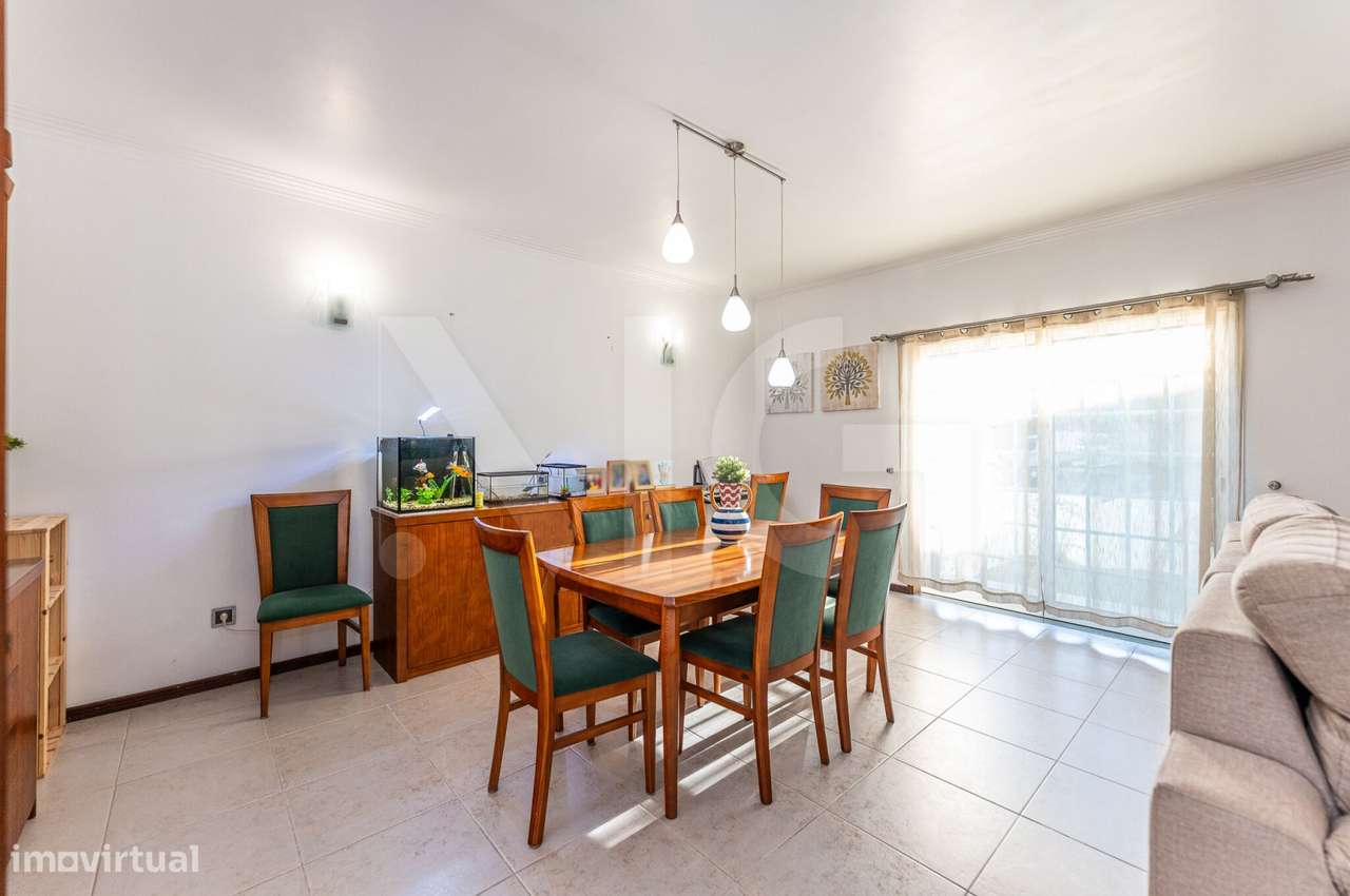 Moradia T4 com pátio, jardim e garagem em Covelas - Trofa-10