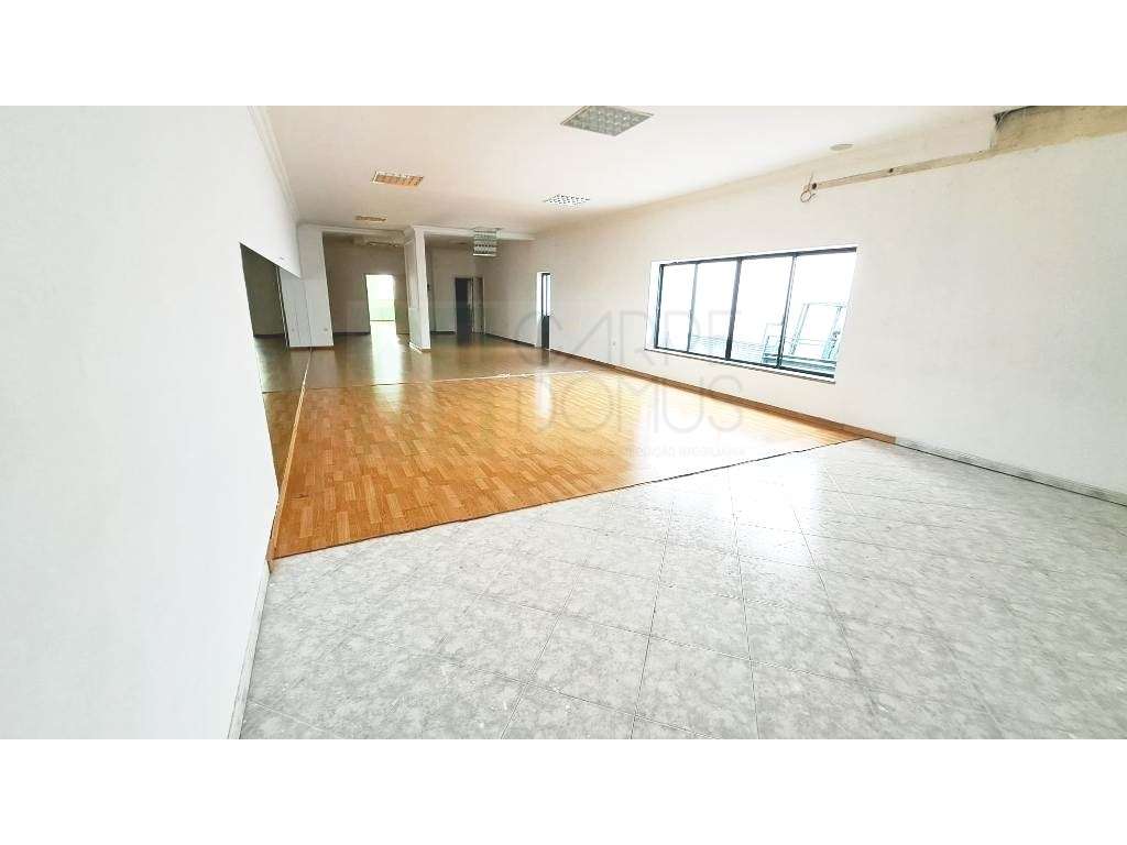 Espaçosa loja com logradouro no centro de Faro - Grande imagem: 3/21