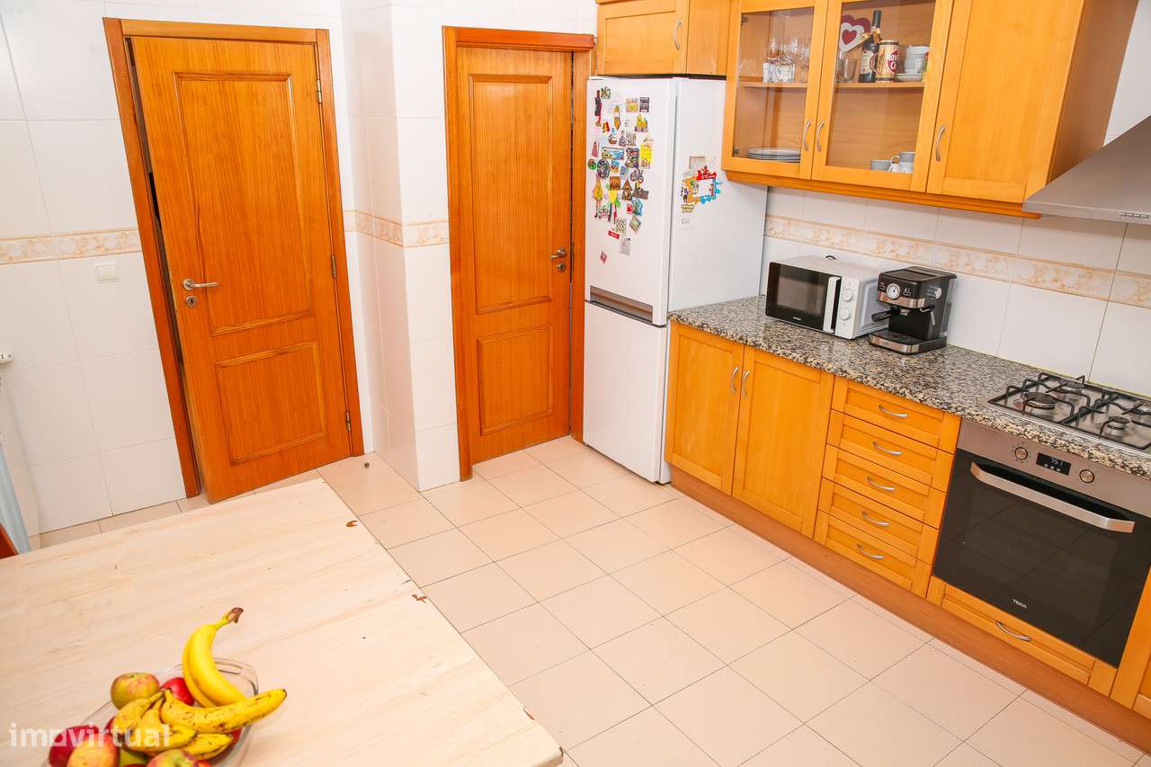 Excelente apartamento T3 com 111m2 no centro da Abrigada-17