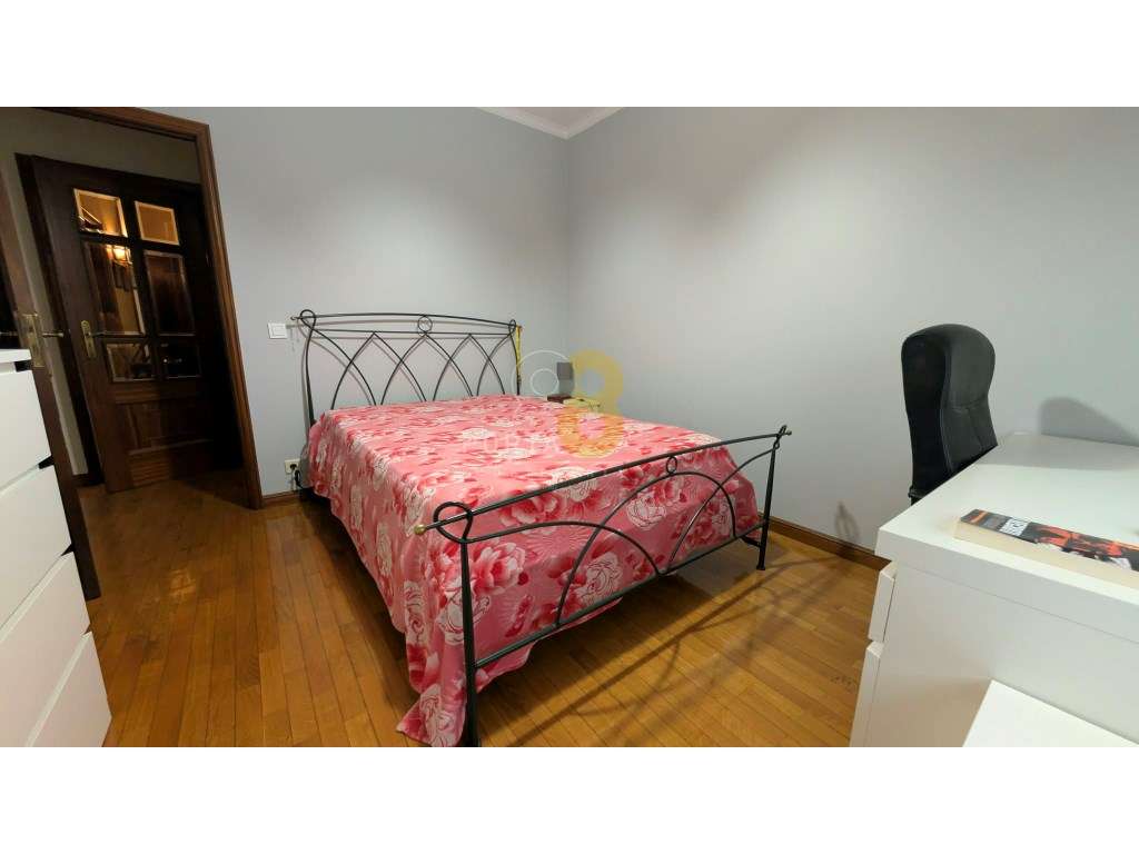Moradia de 4 Frentes | 320 m² de Construção | Terreno com 496 m² | ...-12
