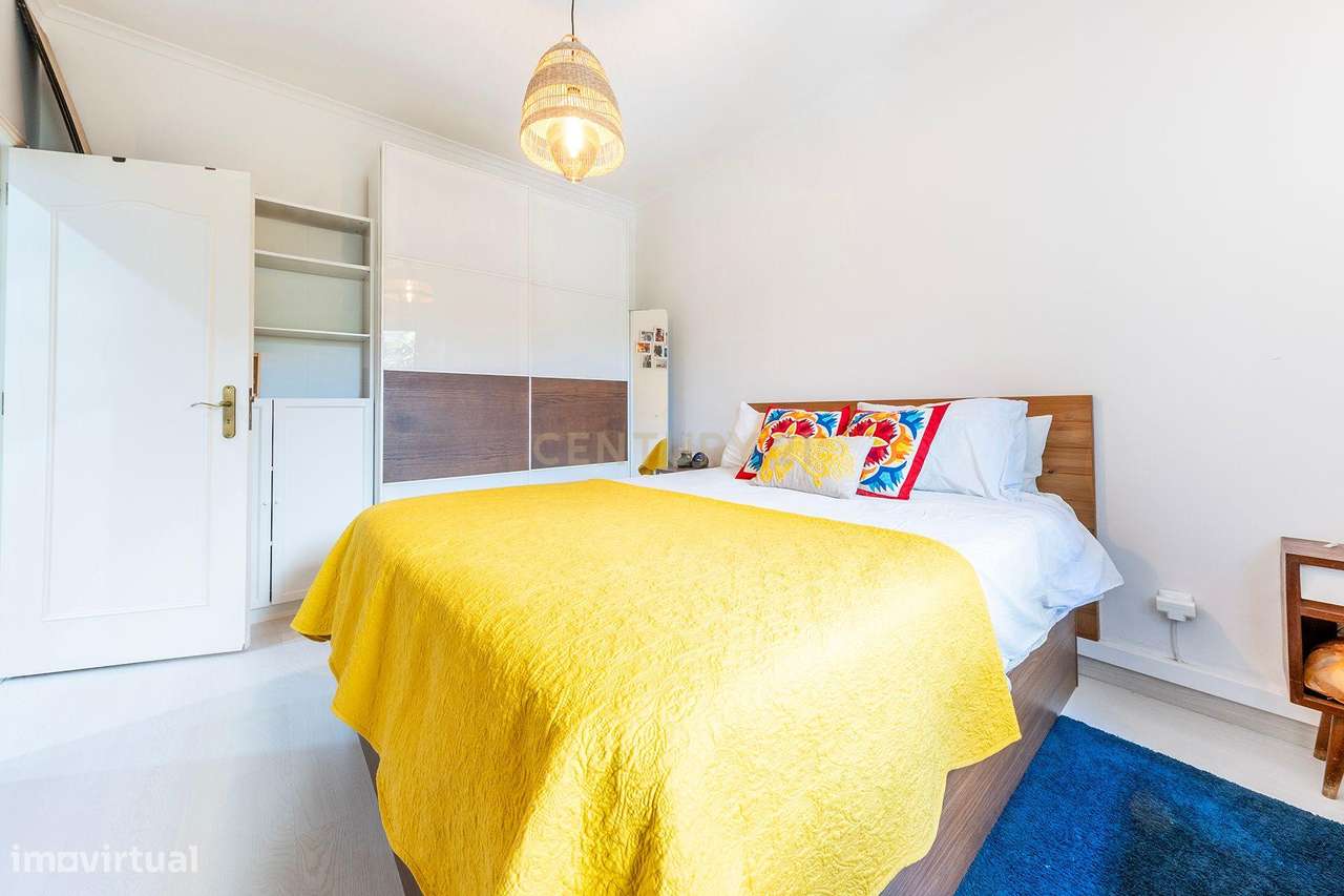 Apartamento T2 na Estrada das Laranjeiras com logradouro-17