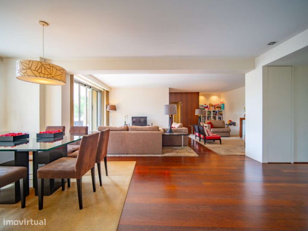 Apartamento T3 Renovado Com Terraco No Foco