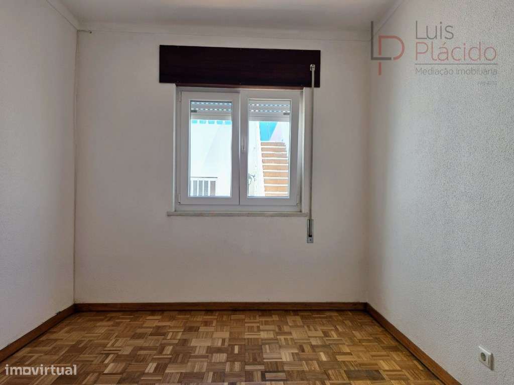 Moradia com 5 Quartos c/ Garagem + Anexo T1-11