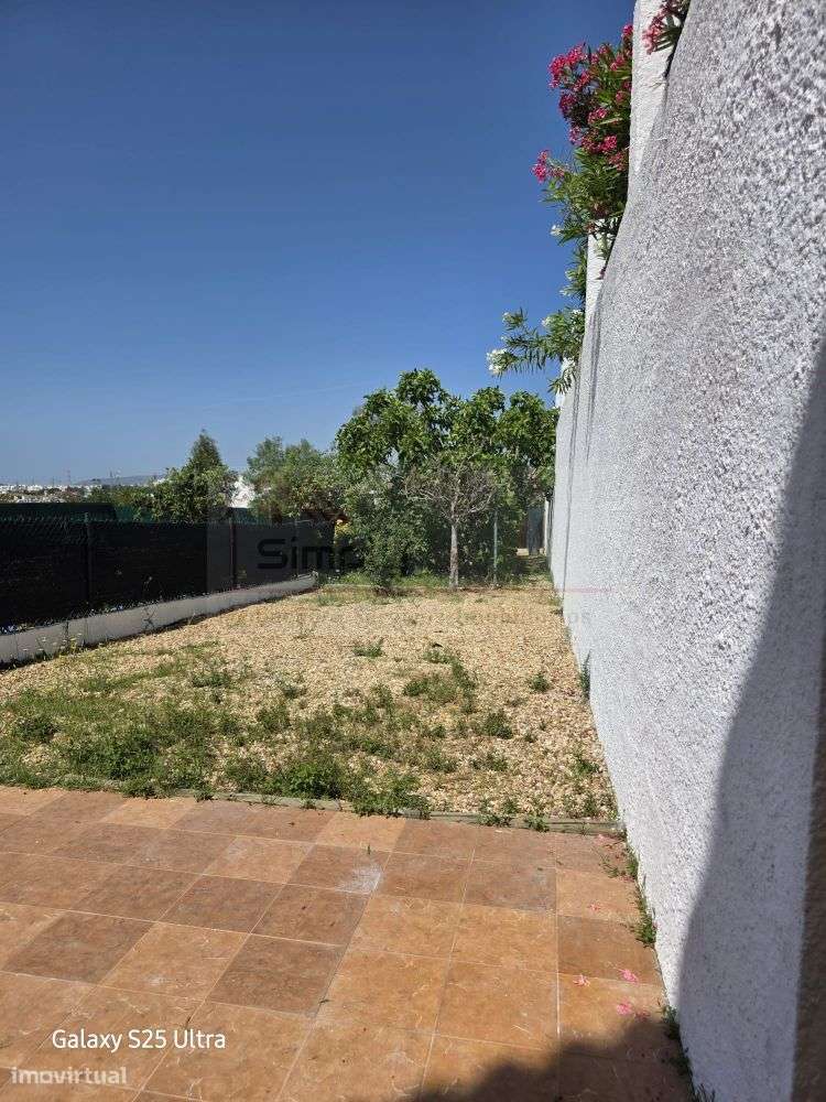 Moradia T4 com piscina e 900 m² de terreno na Quinta da Serralheira,-14