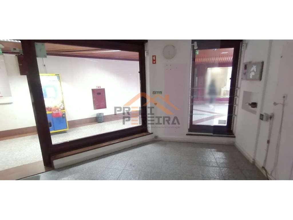 Loja disponível, situada no Centro Comercial do Chapim! - Grande imagem: 2/22