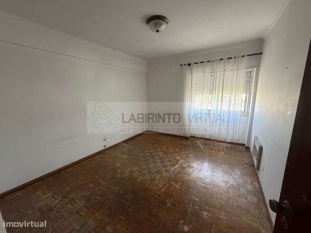 Vende-se T2 com arrecadação na Codivel, perto metro de Odivelas.-7