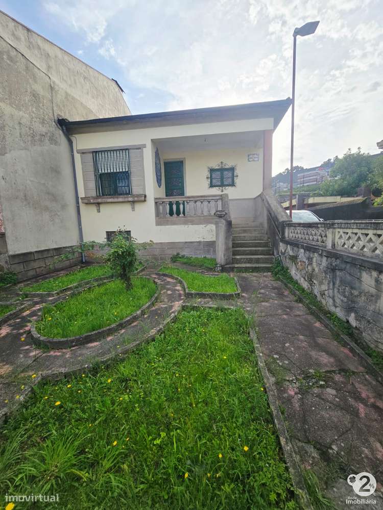 Moradia V3 no Porto perto do Parque Nascente ( para recuperar )-22