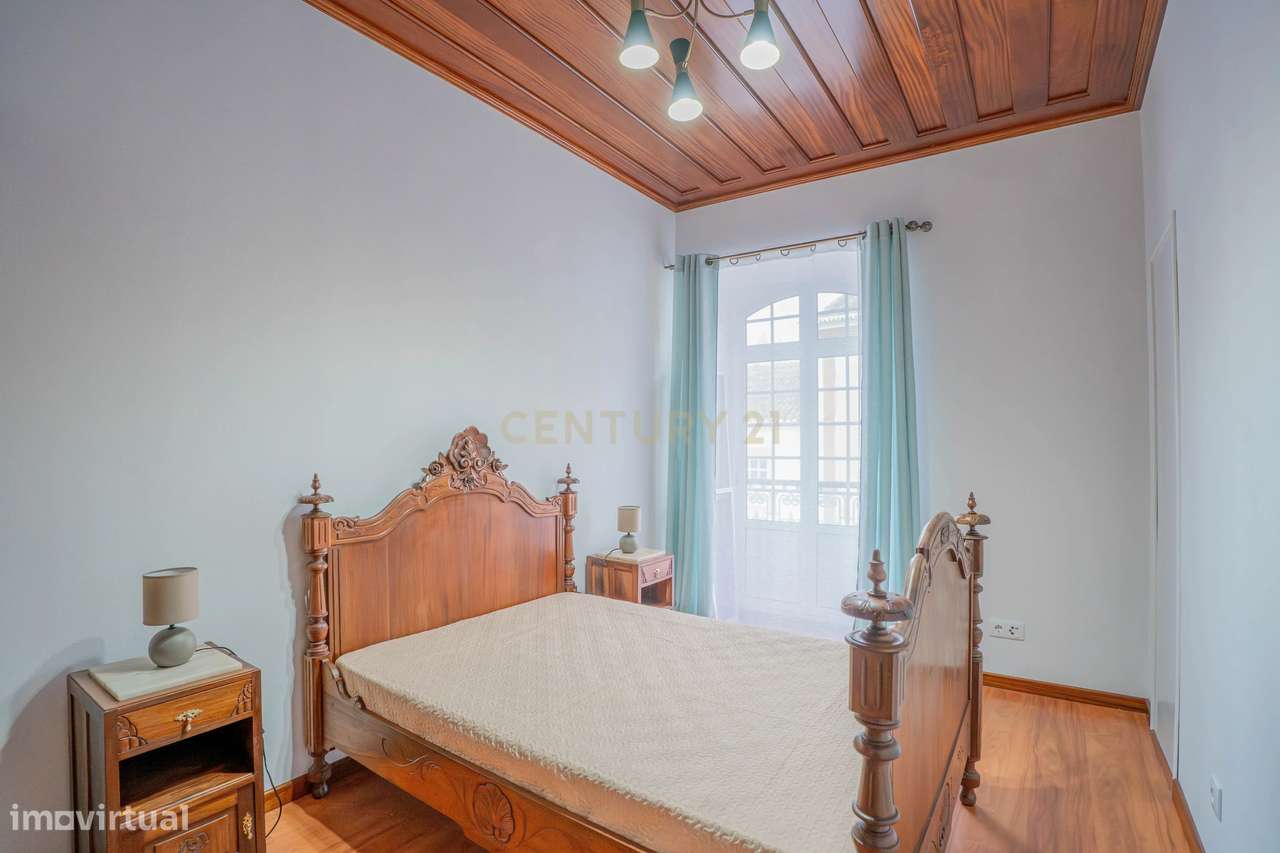 Oportunidade Única: T3 + T2 com Excelente Potencial-15