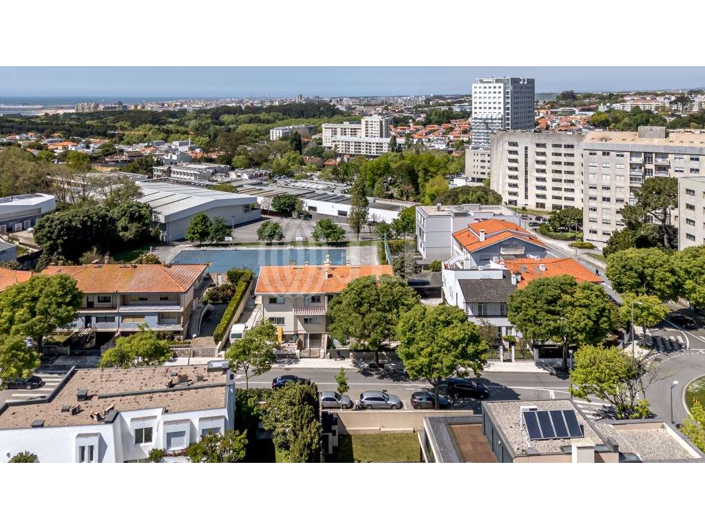 Moradia T5 com estacionamento e jardim, no Porto - Grande imagem: 3/5