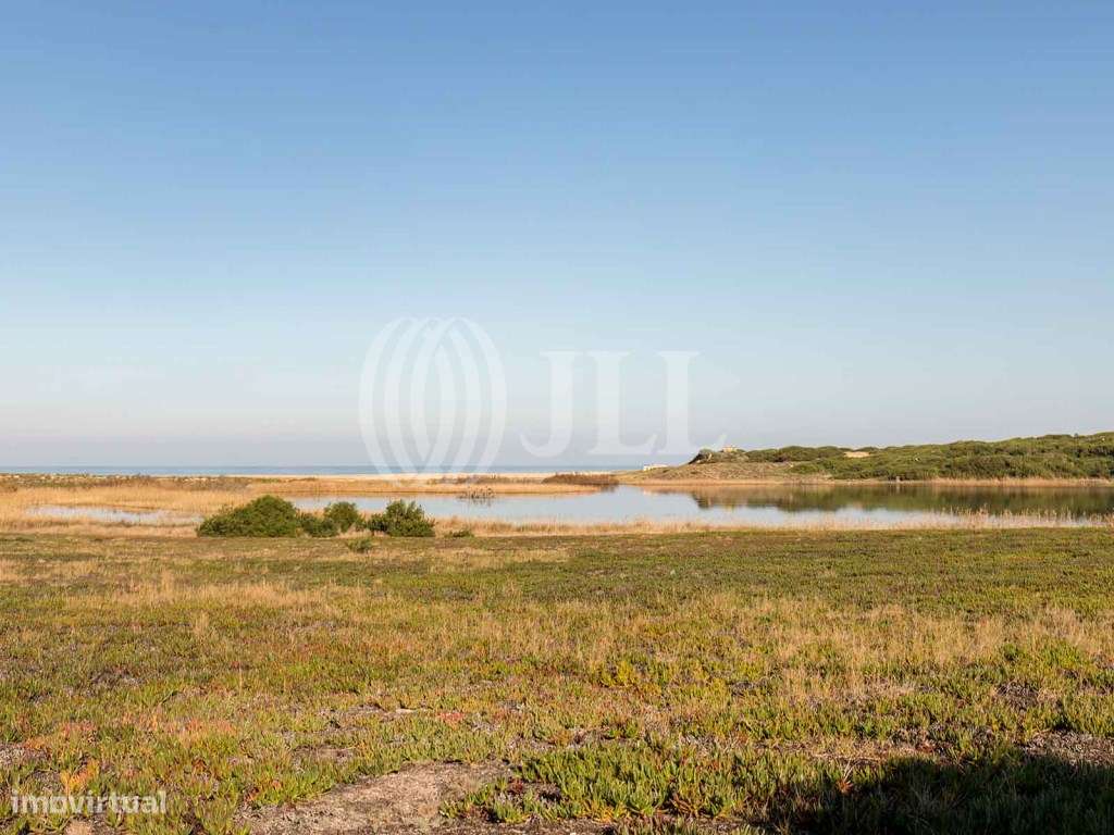 Terreno com ruína, junto à praia, em Sines, Setúbal - Grande imagem: 4/31