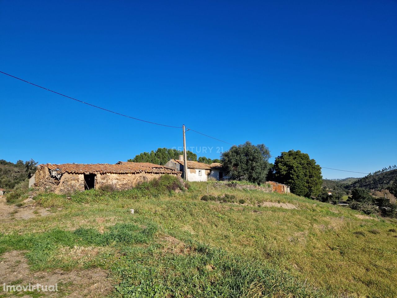 Moradia para reconstrução com 39452m2 de terreno em S. Teotónio