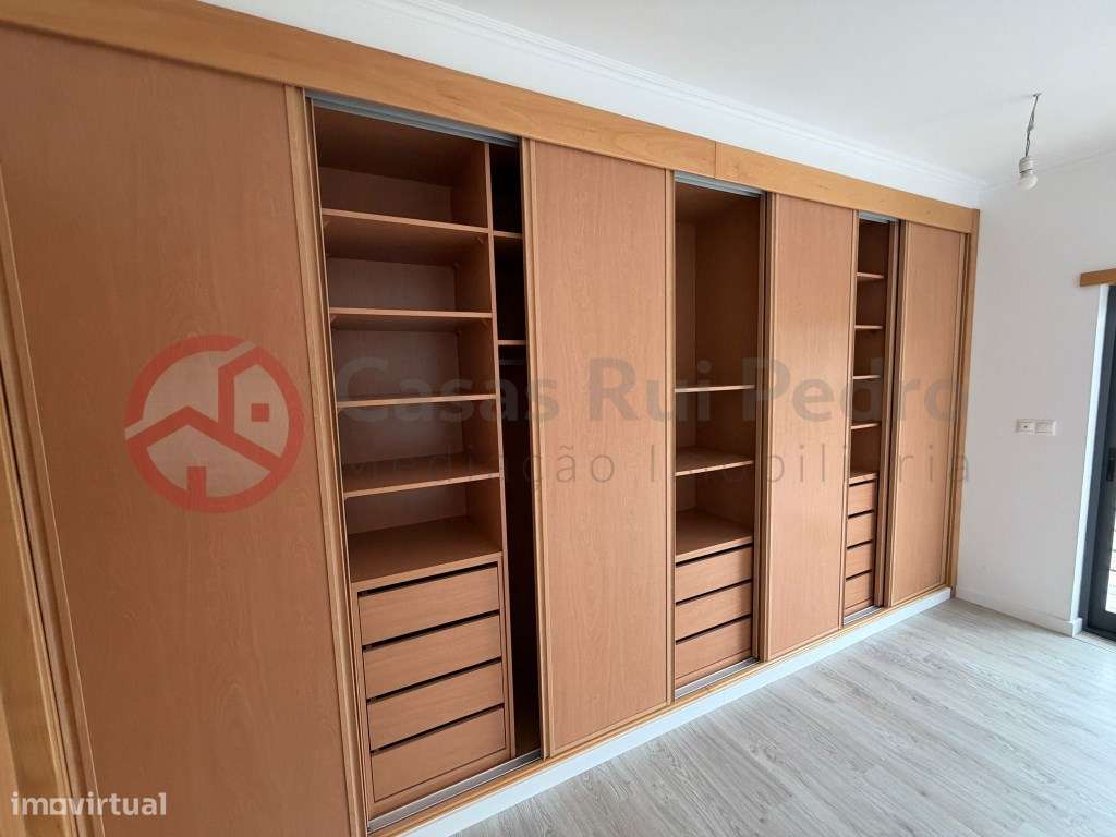 Moradia T5 remodelada no Feijó, Almada-50