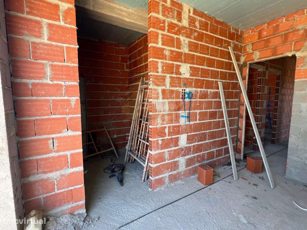 Moradia isolada em construção v3-18