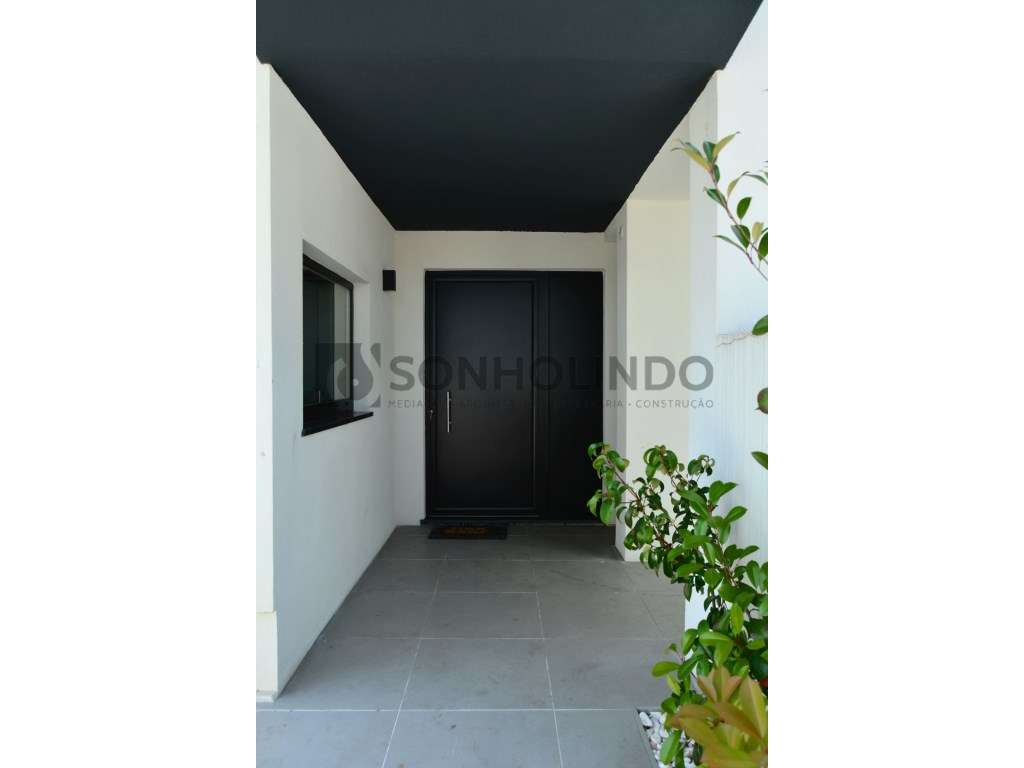 Moradia térrea de 4 frentes, inserida em lote de 700m2, ano de cons...-19