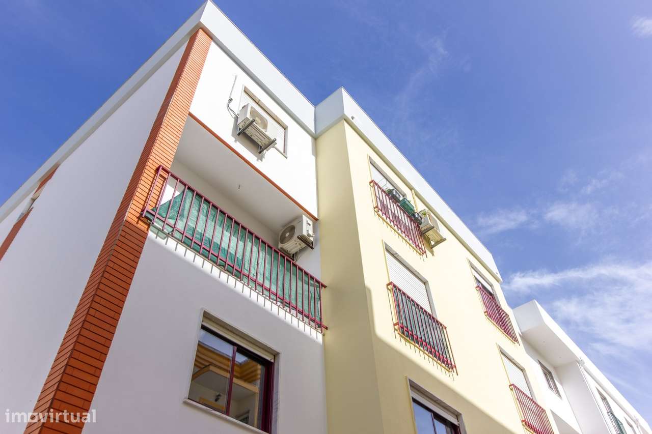 Apartamento T2 com varanda, central em Quinta do Conde-13