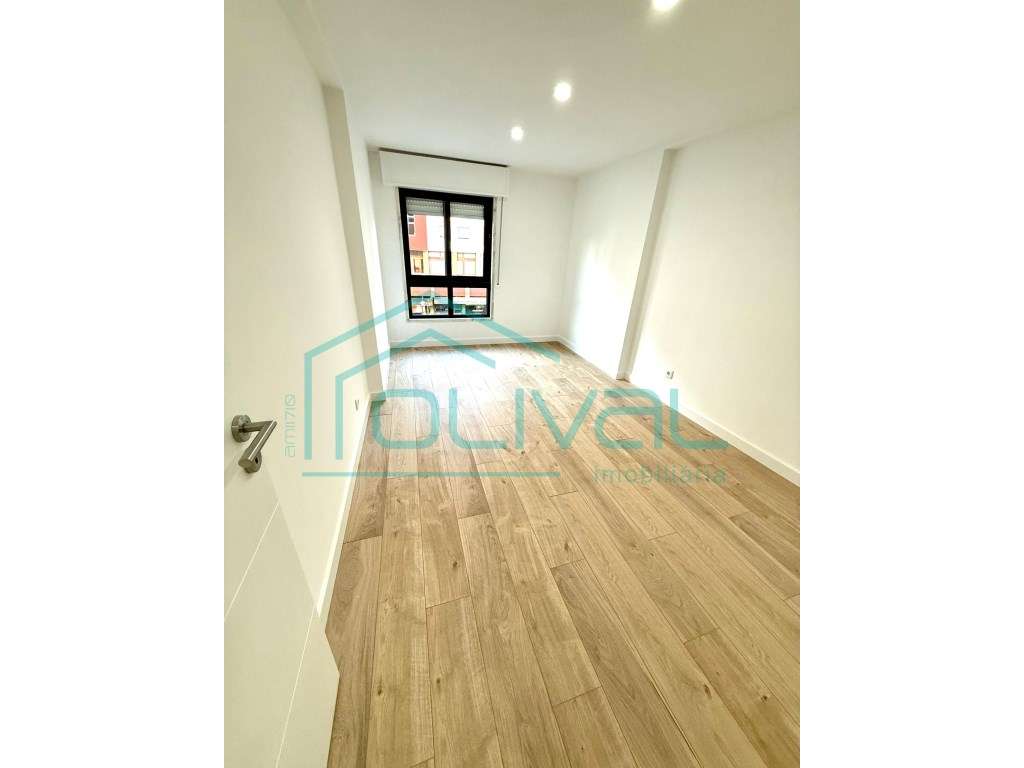 **************APARTAMENTO T2+1 REMODELADO COM LOGRADOURO***********... - Grande imagem: 4/4