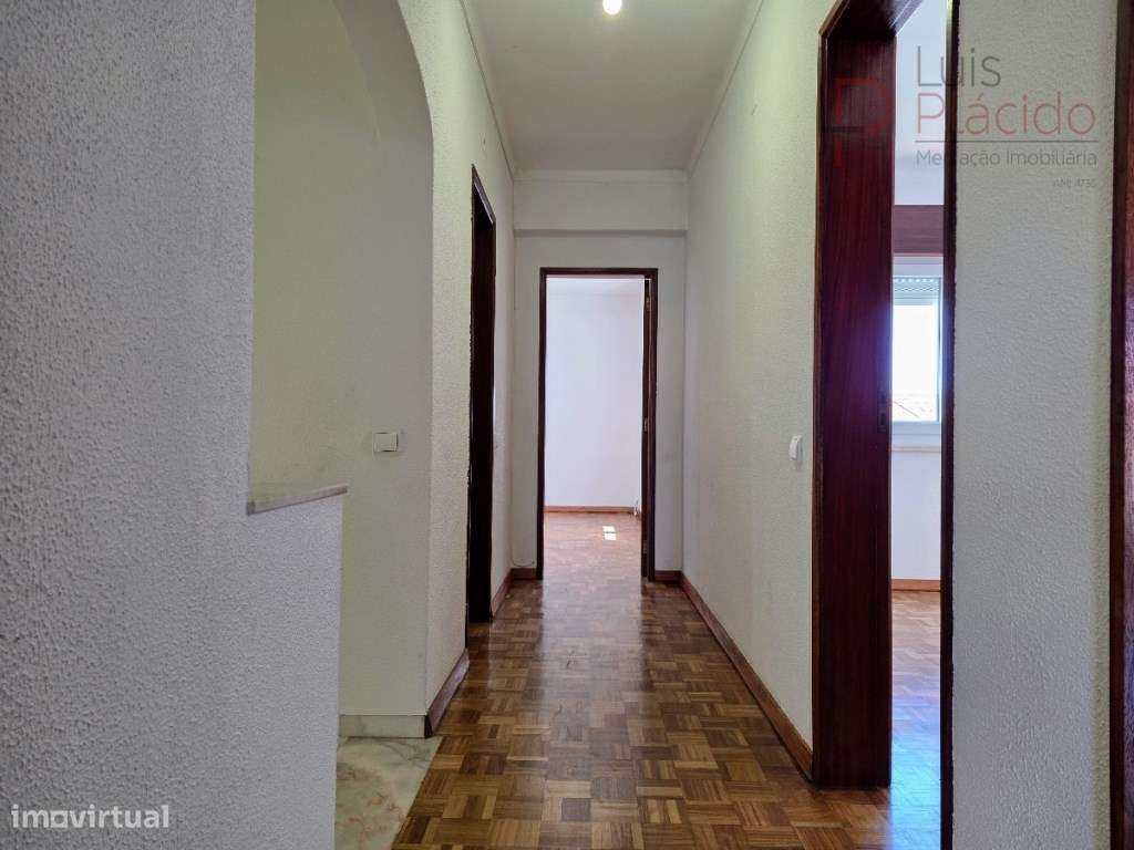Moradia com 5 Quartos c/ Garagem + Anexo T1-20