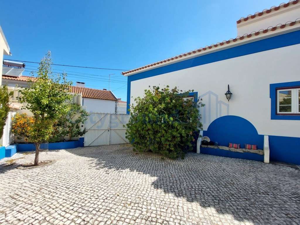 Charme com toque de luxo - Moradia V4 de 2 pisos com jardim em Regu...-33
