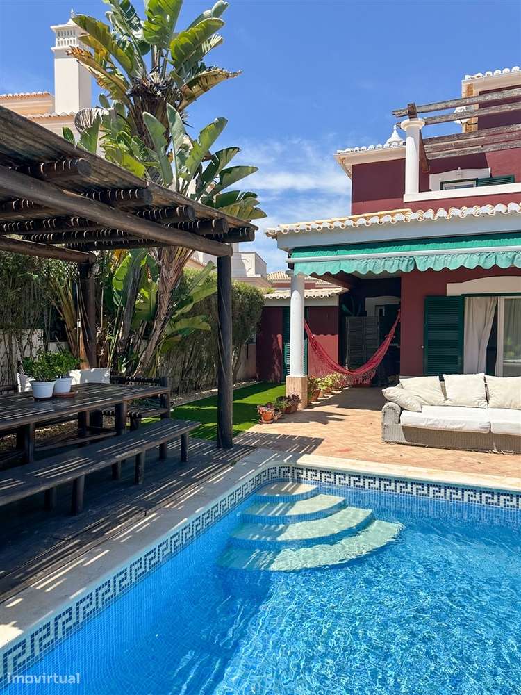 Moradia T5 com piscina e jardim a poucos metros da Praia do Alemão – A-4