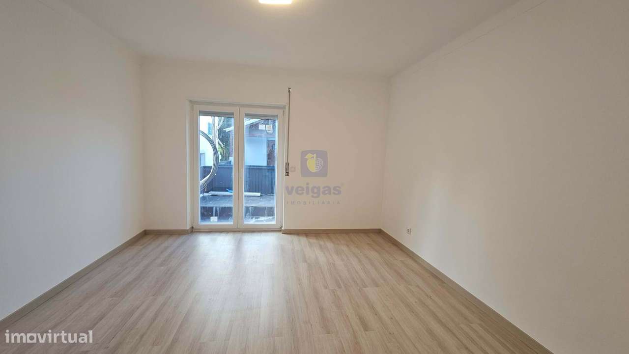 Edifício para Habitação e Comércio - Moradia T3 Renovada c/ Terraço e-22