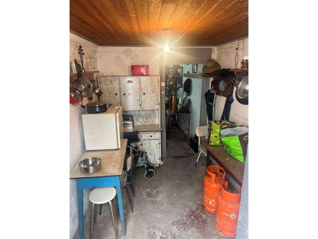 Moradia frente Monsanto, Excelente oportunidade, T2, por recuperar!-16