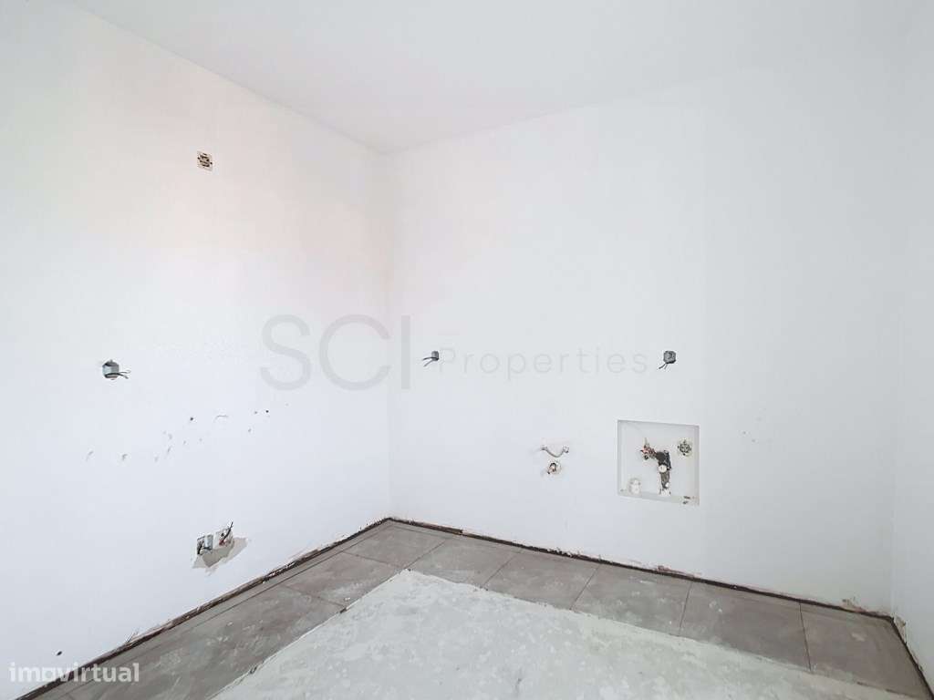 Apartamento T3 duplex, com varandas, na Quinta do Conde-24