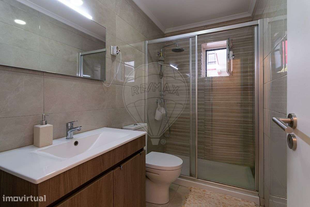 Apartamento T3 remodelado nas Paivas, com logradouro-16