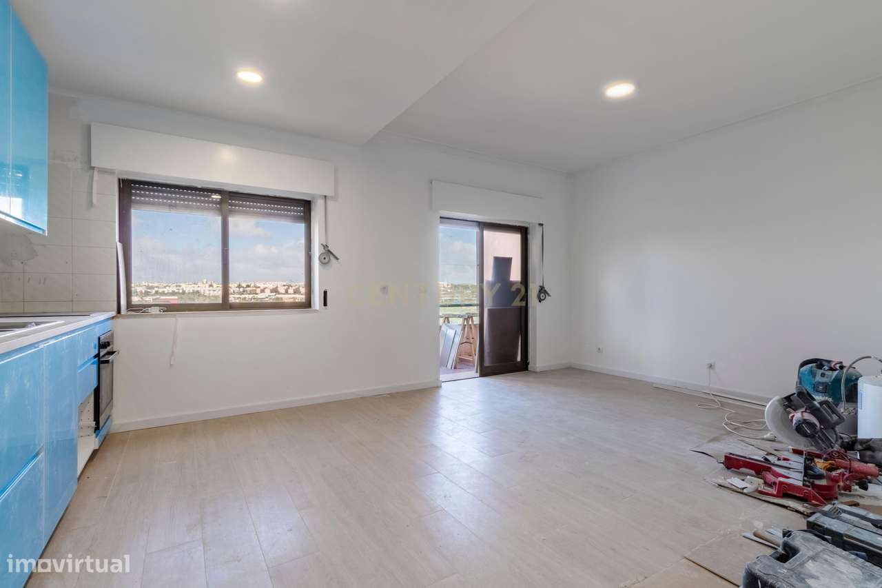 Apartamento T1 totalmente remodelado com 2 varandas,  Prédio com eleva-13